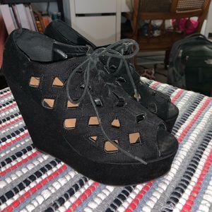 Black wedges